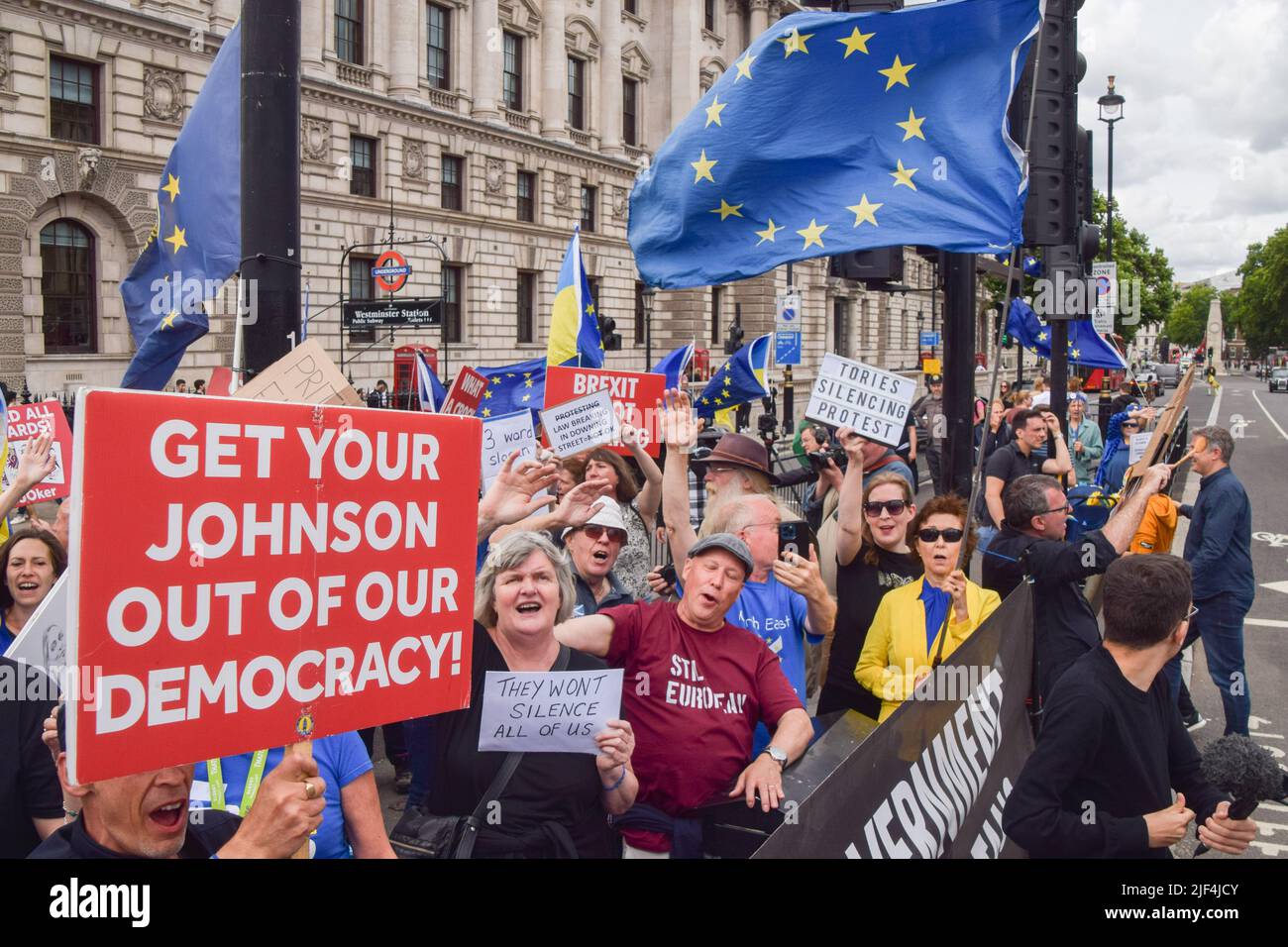 Londres, Royaume-Uni. 29th juin 2022. Les manifestants se sont rassemblés sur la place du Parlement en solidarité avec le militant anti-Brexit Steve Bray le lendemain de la saisie de son système sonore par la police alors que le projet de loi sur la police, le crime, la condamnation et les tribunaux est entré en vigueur au Royaume-Uni, limitant les manifestations « bruyantes » et protestant contre les restrictions. Les manifestants ont joué de la musique forte sur un nouveau système audio. Credit: Vuk Valcic/Alamy Live News Banque D'Images