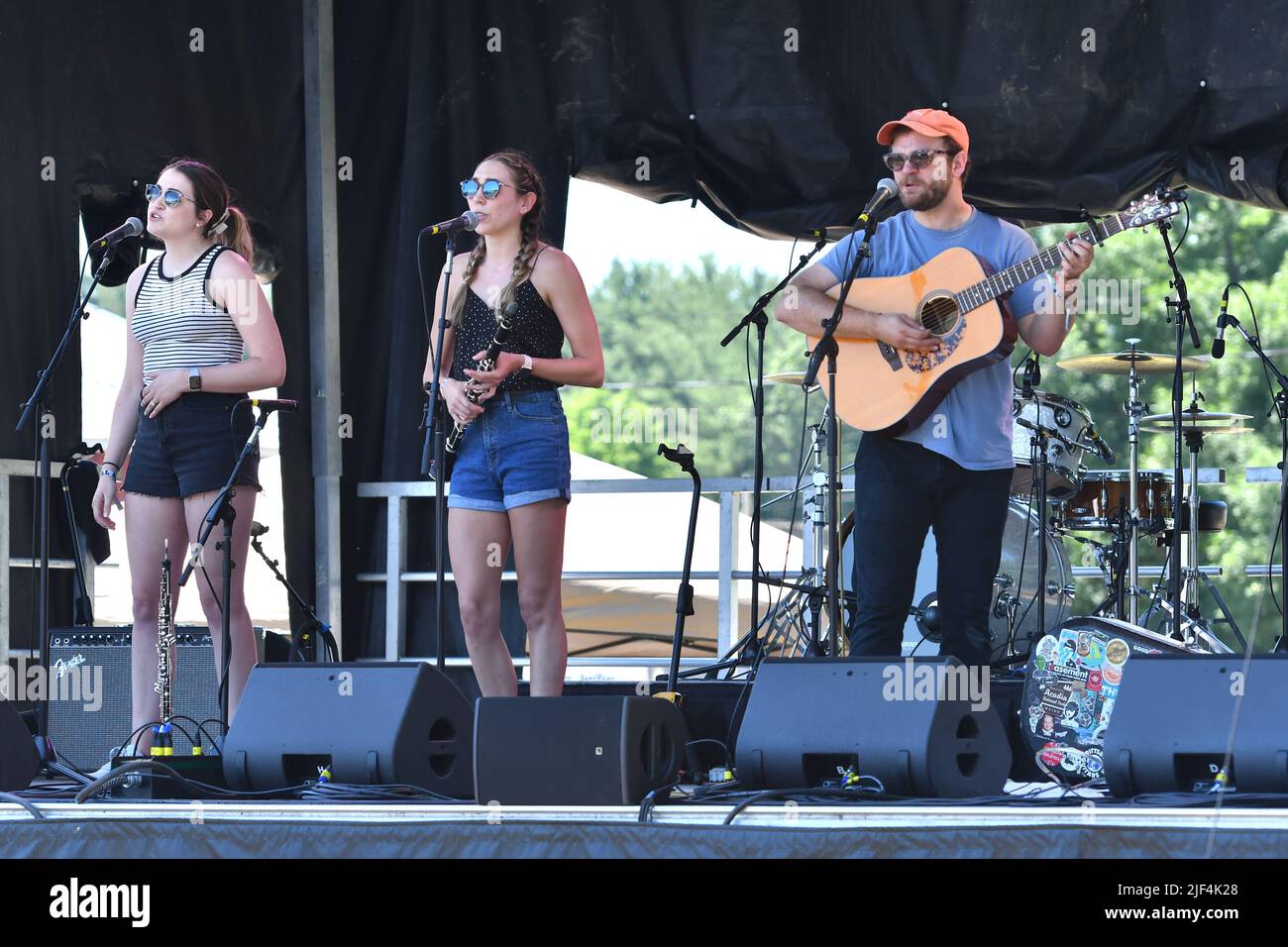 Le musicien Matthew Fowler se produit sur scène lors d'un concert "live" au Green River Festival. Banque D'Images