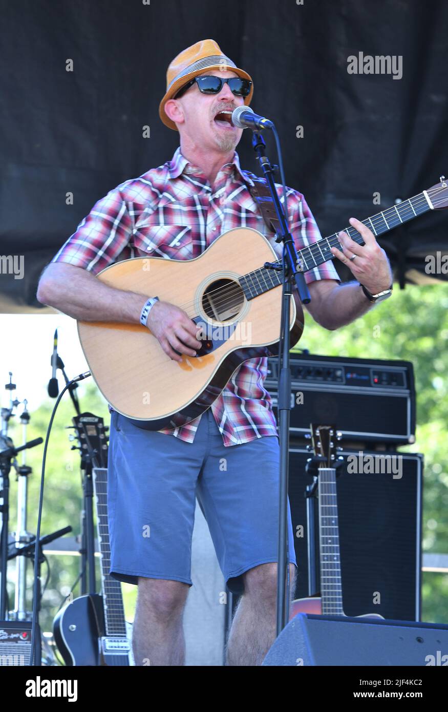 Musicien, auteur, activiste et éducateur M. G, alias Colin McBean, se produit sur scène lors d’un concert « live » au Green River Festival. Banque D'Images