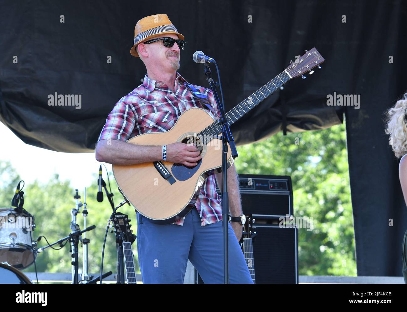 Musicien, auteur, activiste et éducateur M. G, alias Colin McBean, se produit sur scène lors d’un concert « live » au Green River Festival. Banque D'Images