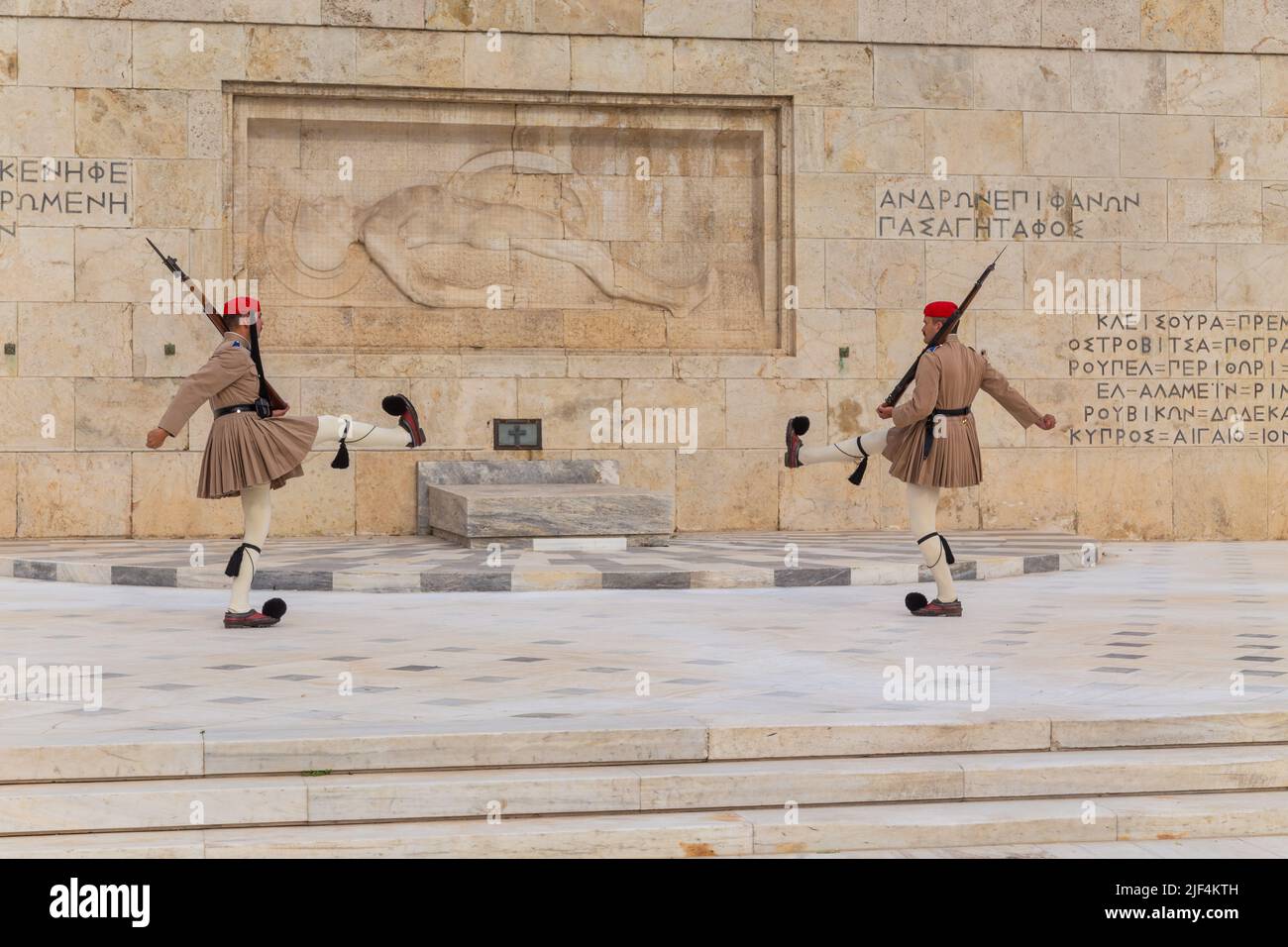 ATHÈNES, GRÈCE - MAI 06 2022: Gardes cérémoniels présidentiels - Evzones à la tombe du Soldat inconnu devant le Parlement grec, Athènes, GR Banque D'Images