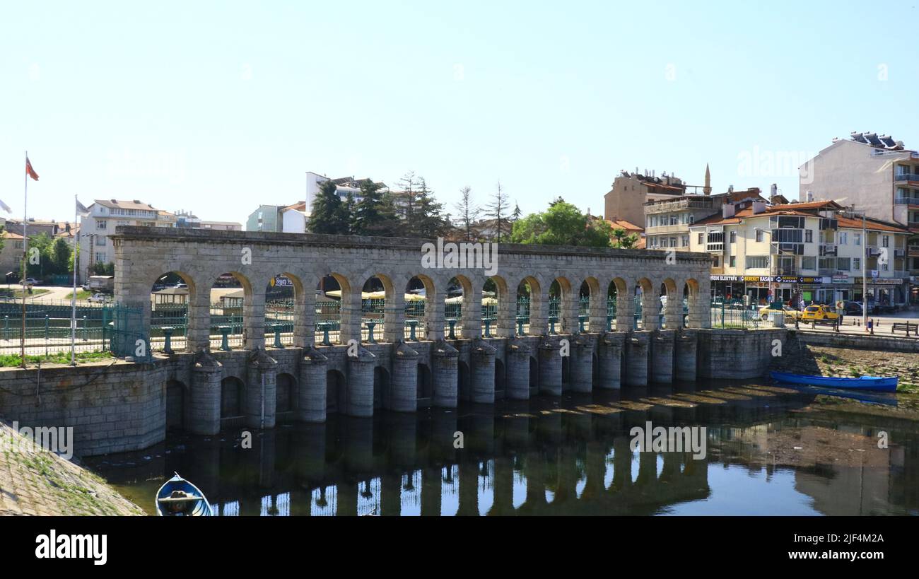 Taş Köprü, un pont historique et un ancien barrage régulateur au-dessus du canal de la ville. Un paysage de Beyşehir, Konya, en Turquie Banque D'Images