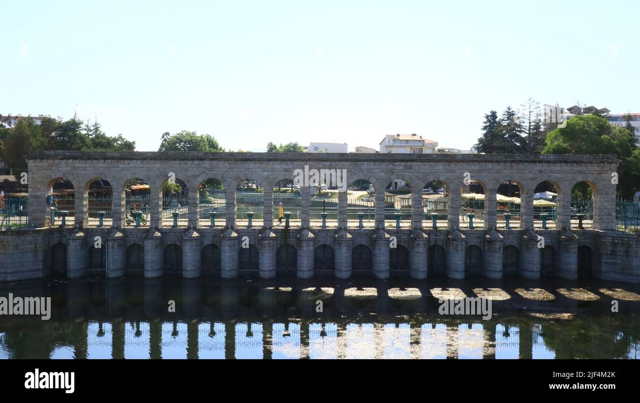 Taş Köprü, un pont historique et un ancien barrage régulateur au-dessus du canal de la ville. Un paysage de Beyşehir, Konya, en Turquie Banque D'Images