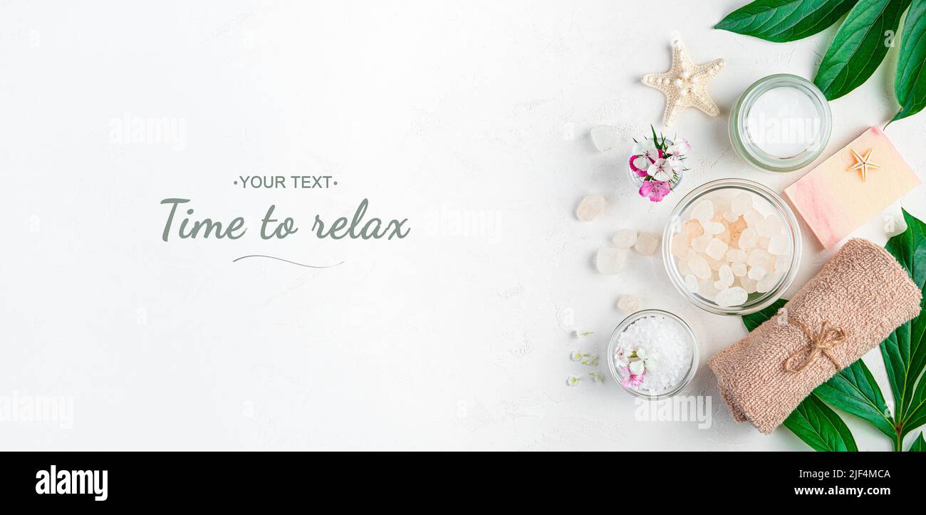 Spa avec cosmétiques biologiques sur des feuilles vertes. Banque D'Images