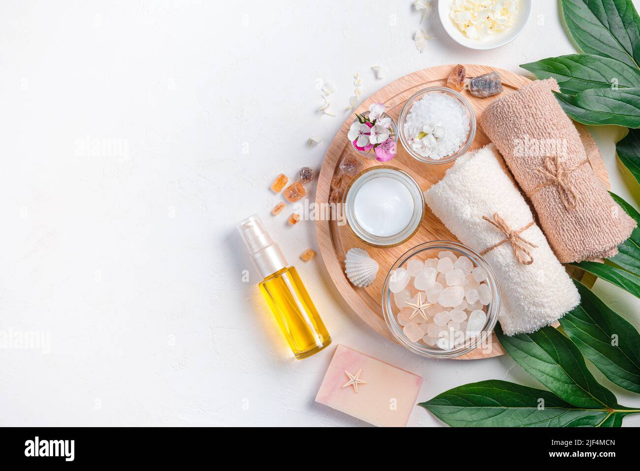 Composition spa avec huile, crème et accessoires spa sur fond clair. Banque D'Images