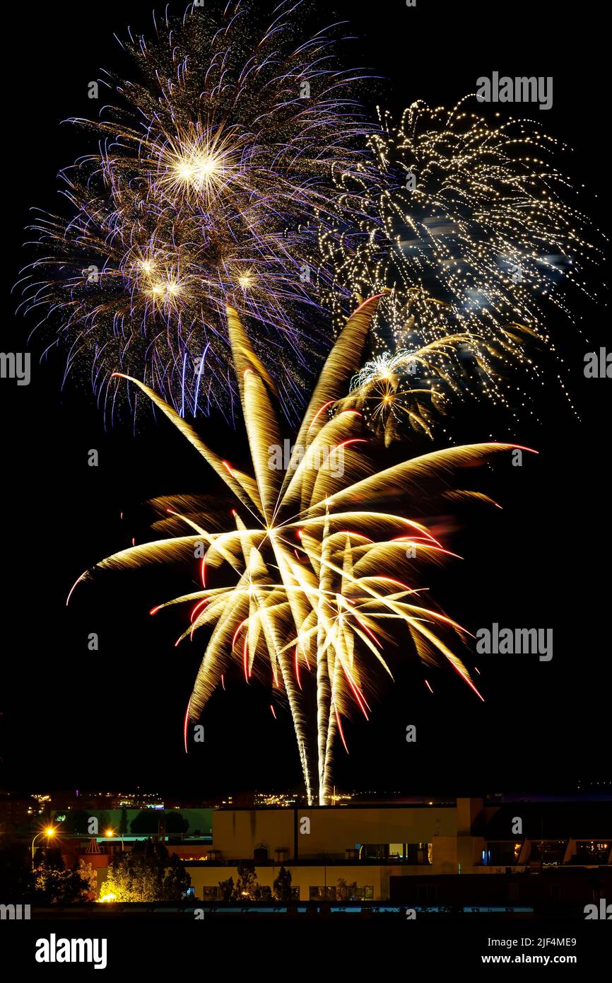 Feux d'artifice de couleurs colorées sur un fond noir nocturne. Banque D'Images
