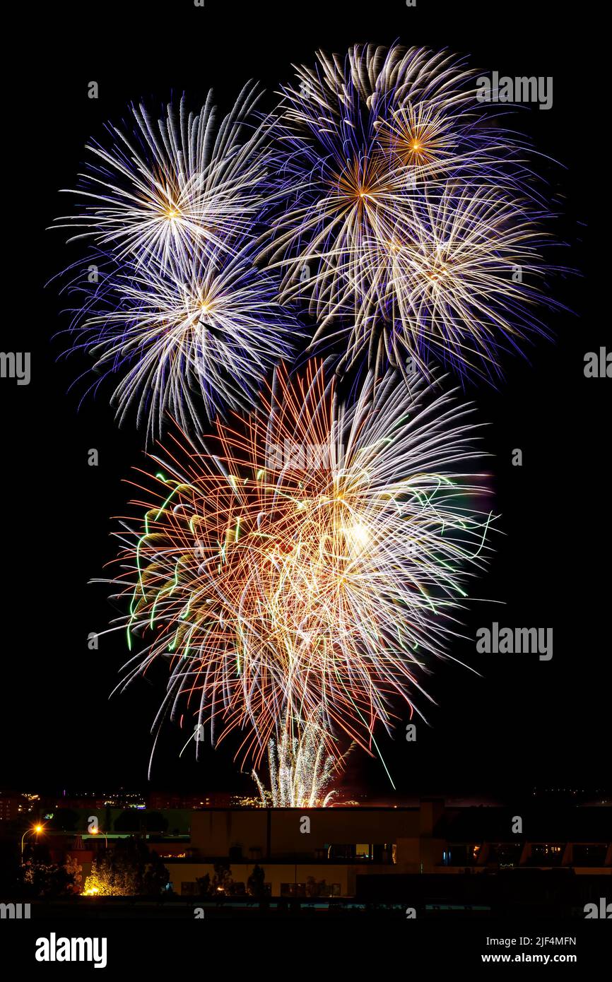 Explosion de couleurs vives de feux d'artifice la nuit de la fête. Banque D'Images