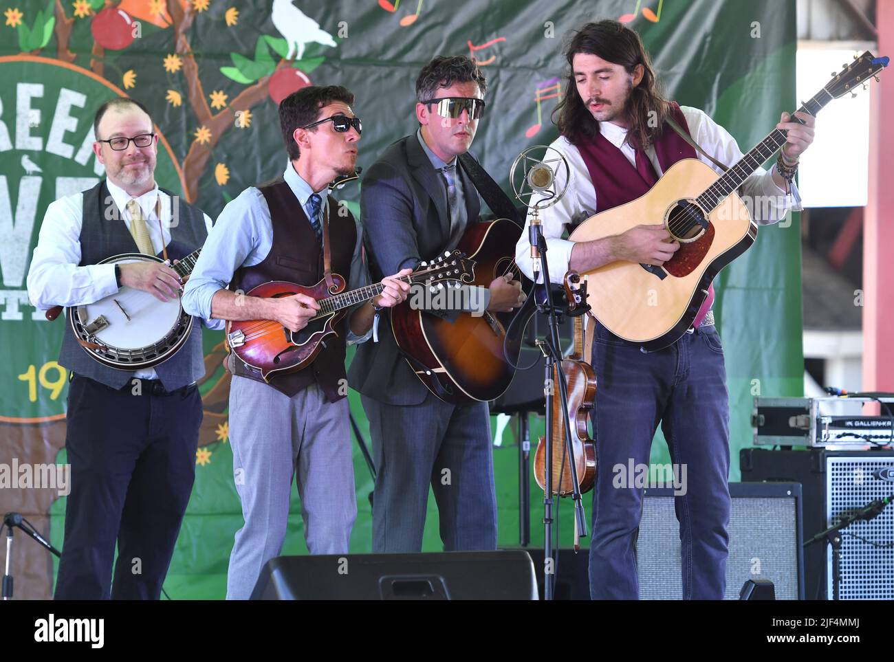 Les membres du groupe Poor Monroe, John Benjamin (mandoline), Eric Lee (guitare/violon) et Sean Davis (guitare) se présentent sur scène lors d’un concert « live » au Green River Festival. Banque D'Images