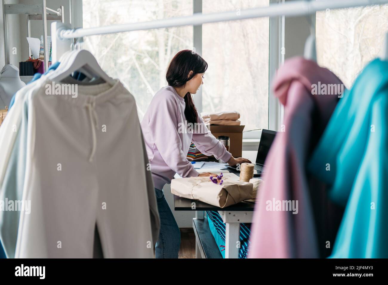 Petite entreprise, travailleur indépendant, propriétaire du studio de couture. Jeune designer de mode travaillant Banque D'Images