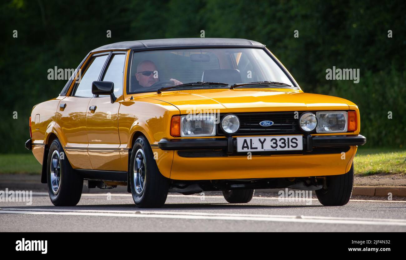 1978 jaune 2,3s Ford Cortina avec toit en vinyle Banque D'Images