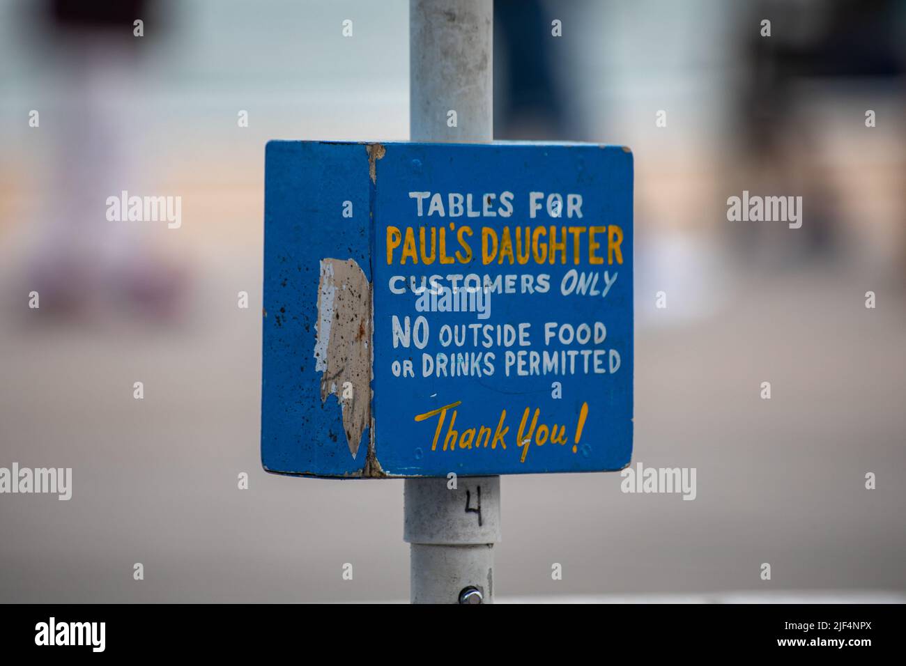 Tables pour la cliente fille de Paul uniquement. Panneau sur le parasol à l'extérieur d'un restaurant de restauration rapide dans la zone d'amusement de Coney Island. NYC, ETATS-UNIS. Banque D'Images