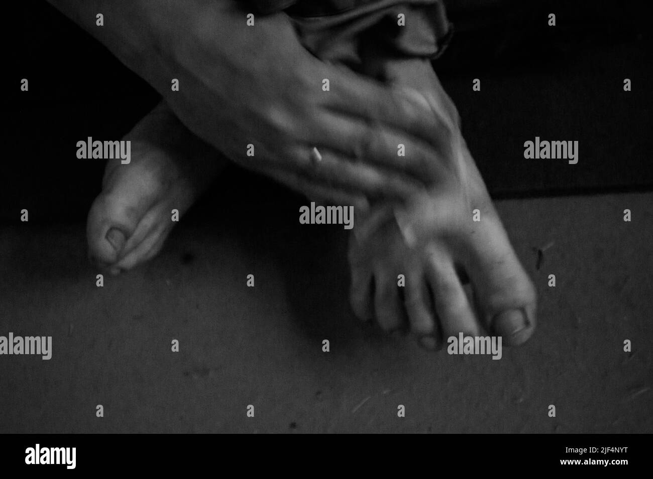 L'armée se balaye les pieds avec un chiffon humide pendant la guerre, la guerre pour la liberté. Banque D'Images