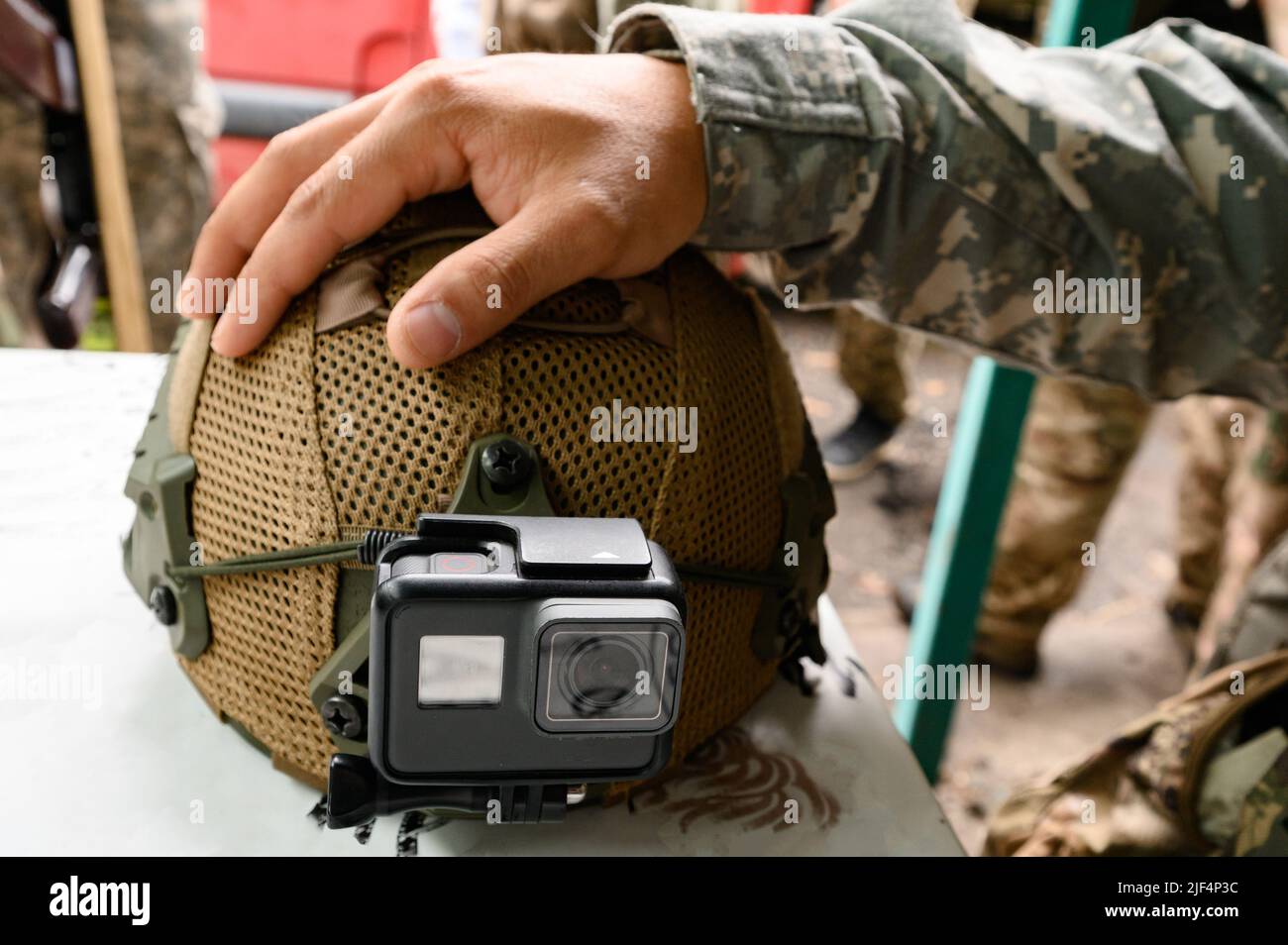 Casque tactique et caméra gopro dans l'armée ukrainienne, l'OTAN et ses normes en Ukraine, la guerre en Ukraine. Banque D'Images