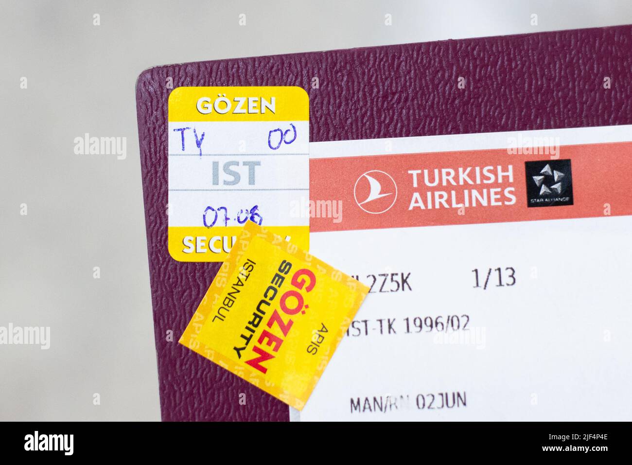 Autocollants de sécurité Gozen au dos d'un passeport britannique - aéroport d'Istanbul, Turquie Banque D'Images