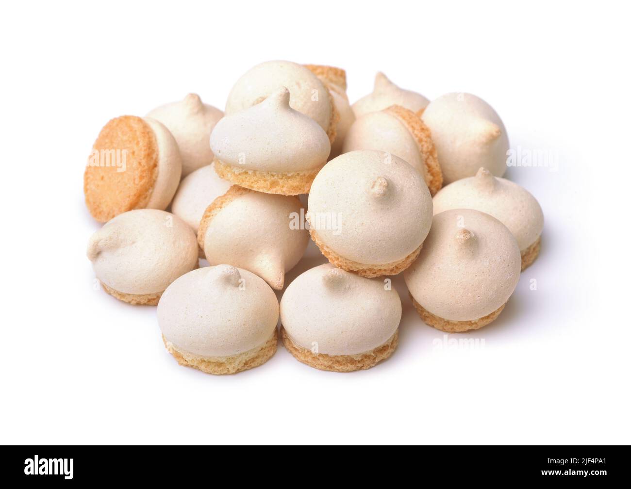 Pile de petits biscuits meringue isolés sur blanc Banque D'Images