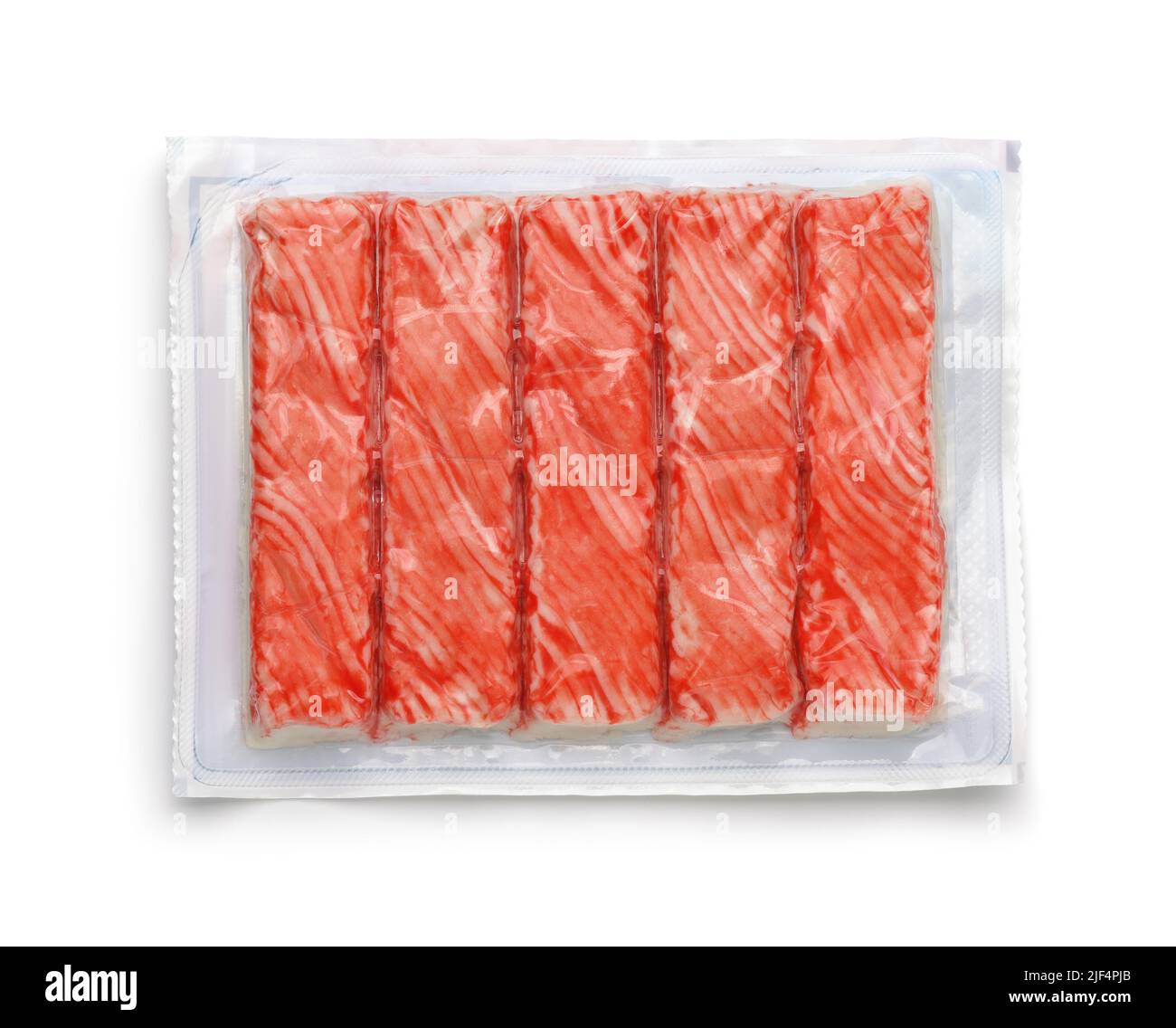 Vue de dessus des bâtonnets de crabe réfrigérés dans un emballage en plastique transparent isolé sur du blanc Banque D'Images