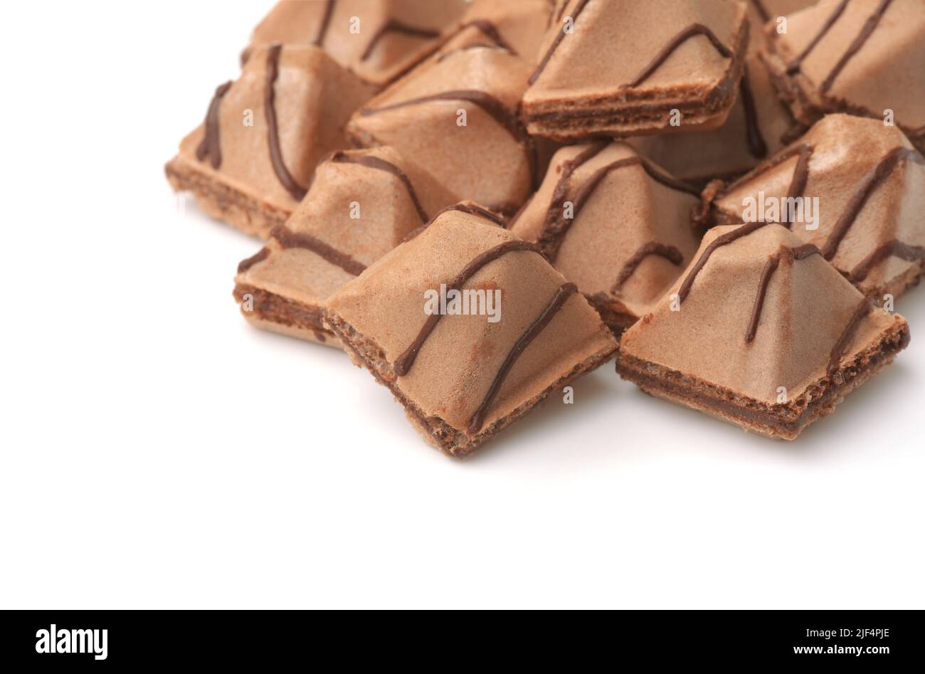 Gros plan de biscuits gaufrés au chocolat en forme de pyramide sur fond blanc Banque D'Images