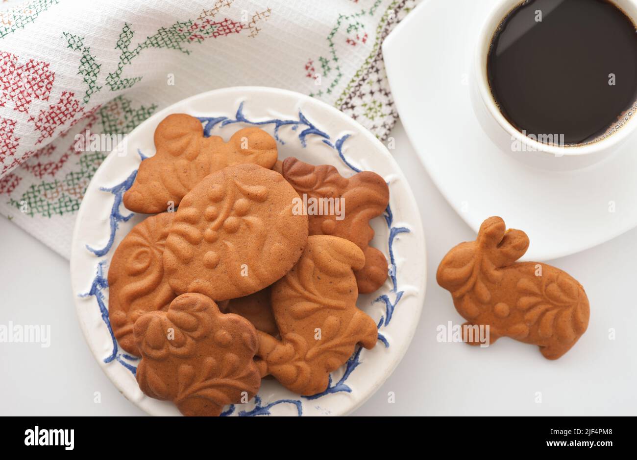 Vue de dessus des biscuits de pain d'épice de pâques et une tasse de café sur fond blanc Banque D'Images