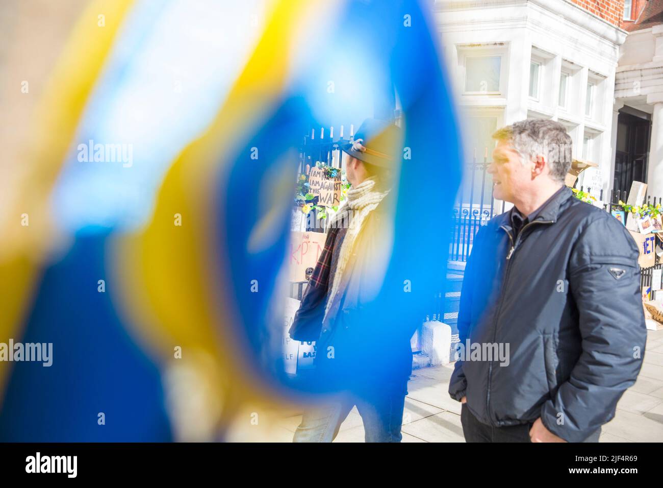 On voit des rubans bleus et jaunes attachés à un arbre tandis que les messages contre l’invasion de l’Ukraine par la Russie sont laissés près de l’ambassade de Russie à Londres. Banque D'Images