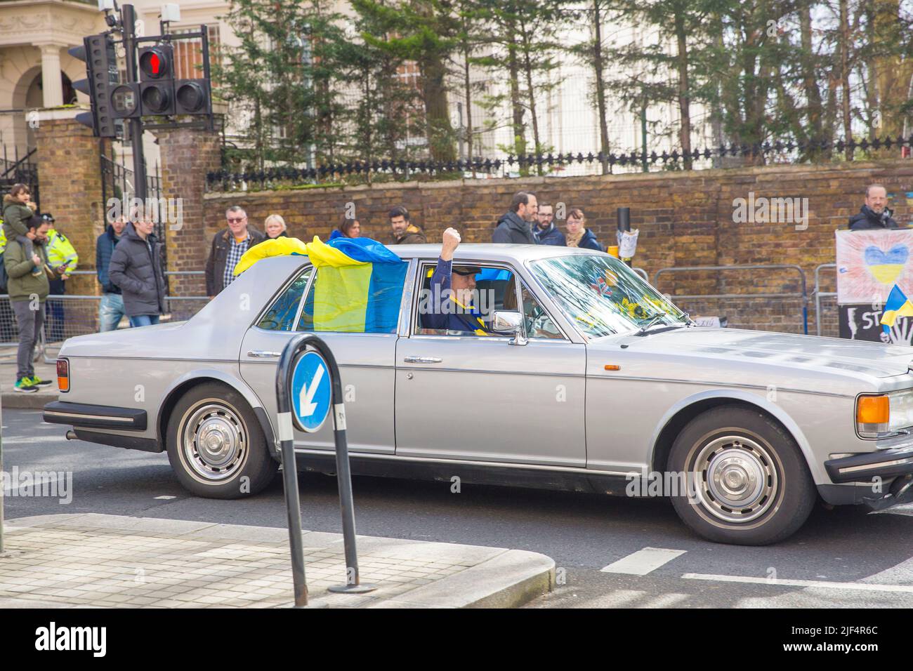 Un automobiliste affichant des drapeaux ukrainiens sur la voiture passe devant l'ambassade de Russie à Londres. Banque D'Images