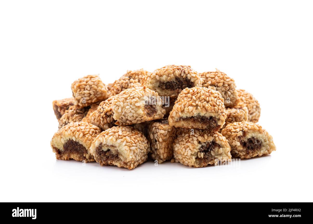 Maamoul biscuits arabes farcis avec des dates isolées sur blanc Banque D'Images