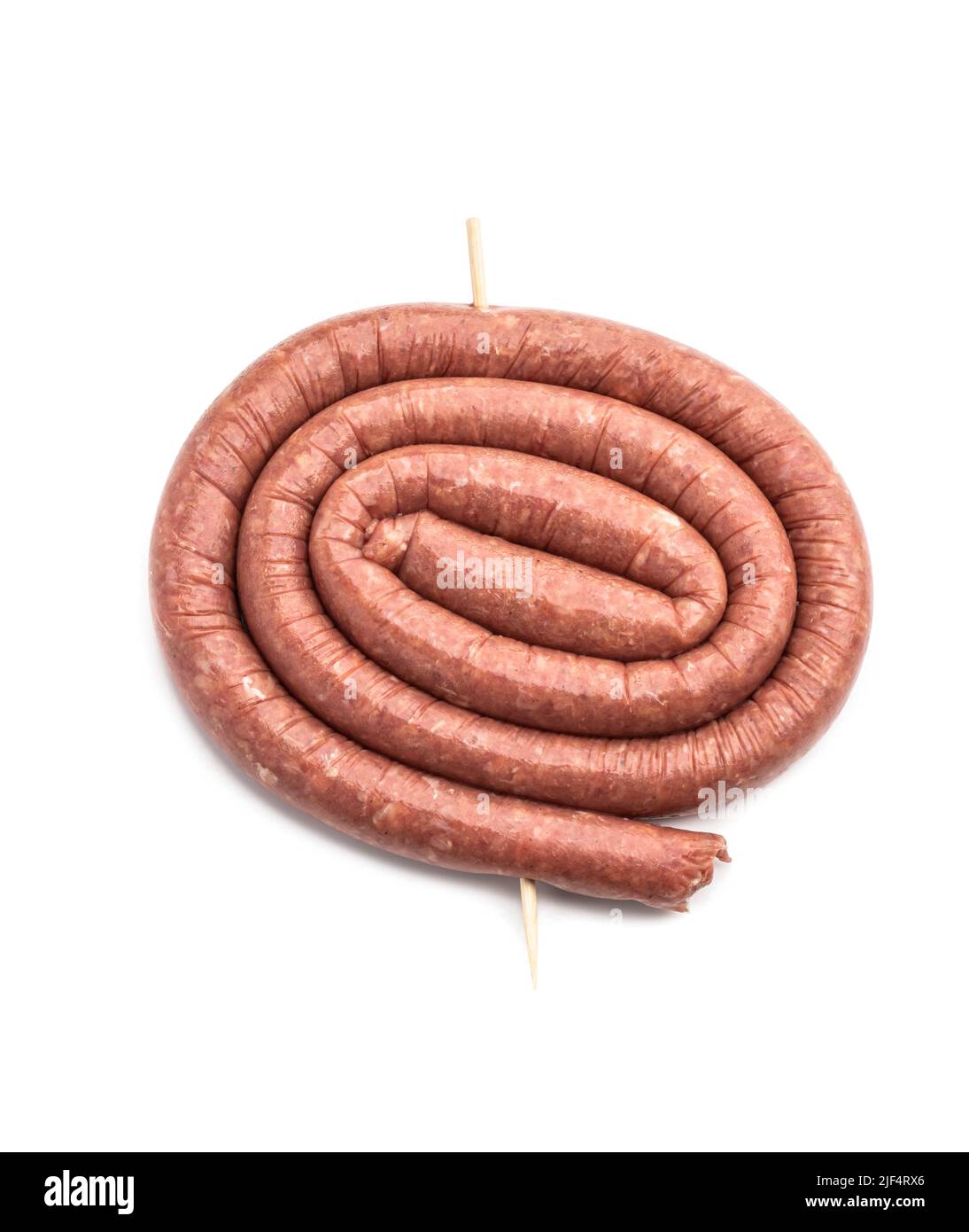 Saucisses d'agneau fines et brutes isolées sur fond blanc Banque D'Images