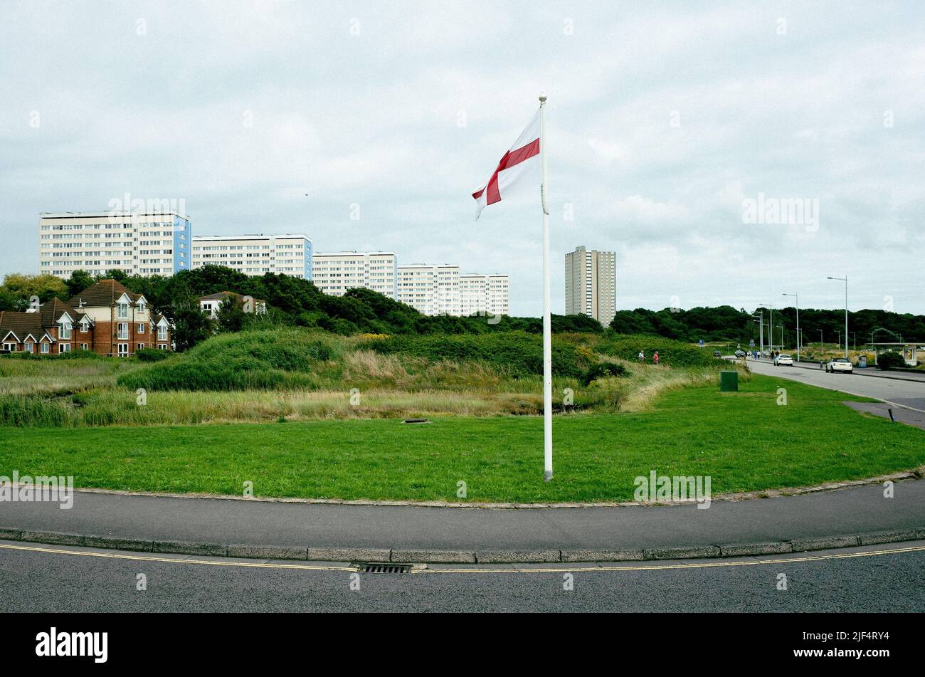 Drapeau anglais devant les blocs de la tour de haute élévation, Weston Shore, Southampton, Angleterre Royaume-Uni Banque D'Images