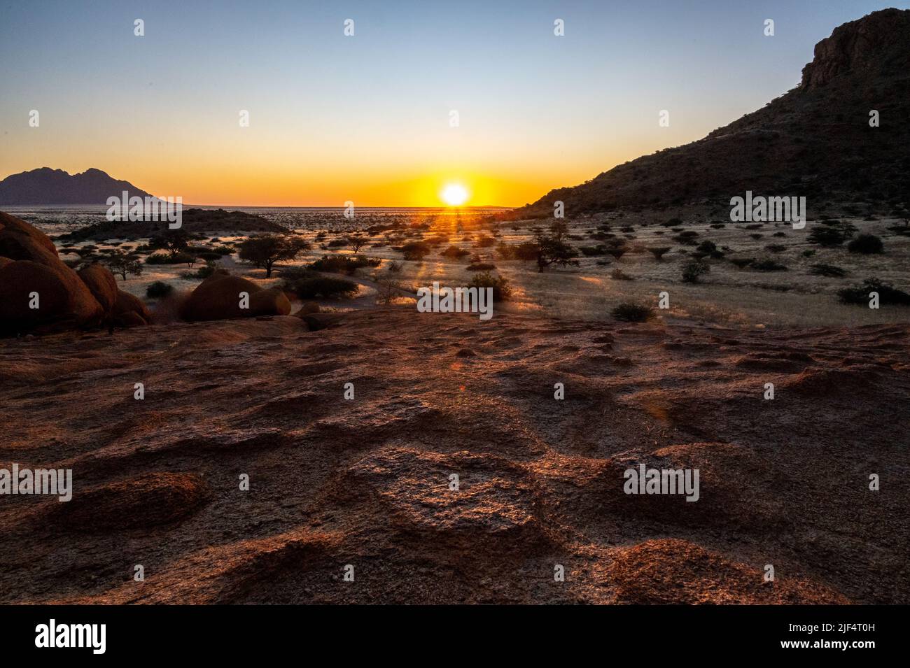 Impression du désert namibien des Rocheuses près de Spitzkoppe pendant l'heure d'or autour du coucher du soleil. Banque D'Images