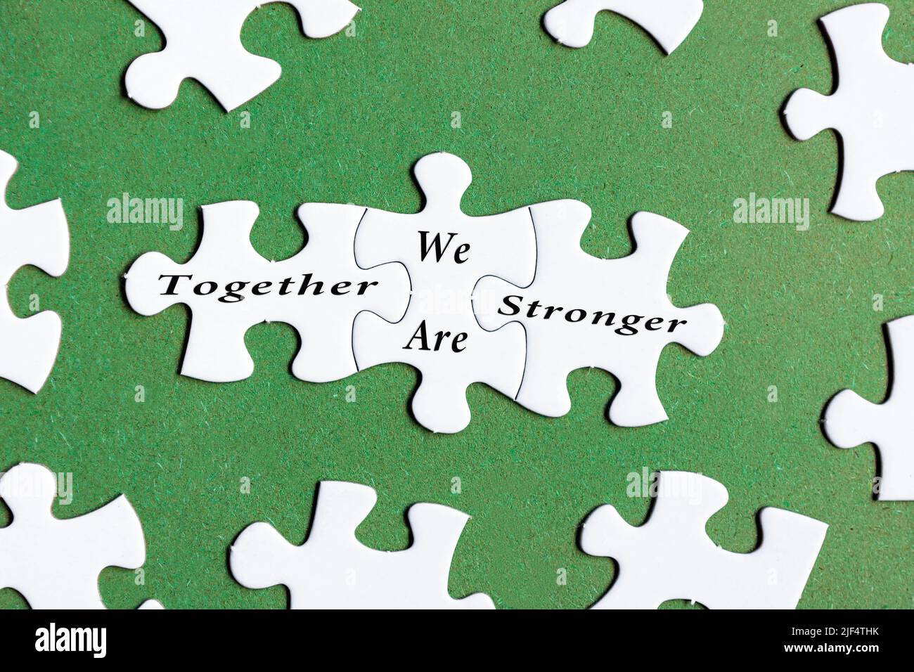 Texte de motivation et d'inspiration sur puzzle blanc avec fond vert Banque D'Images