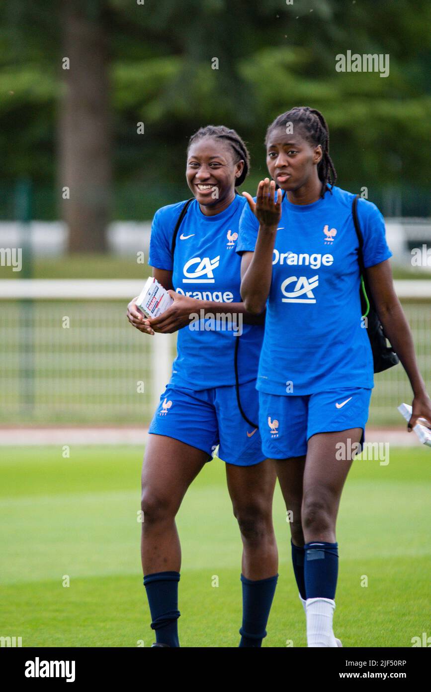 Kadidiatou Diani de France et Aissatou Tounkara de France pendant la formation de l'équipe française féminine sur 29 juin 2022 à Clairefontaine, France - photo Melanie Laurent / A2M Sport Consulting / DPPI Banque D'Images