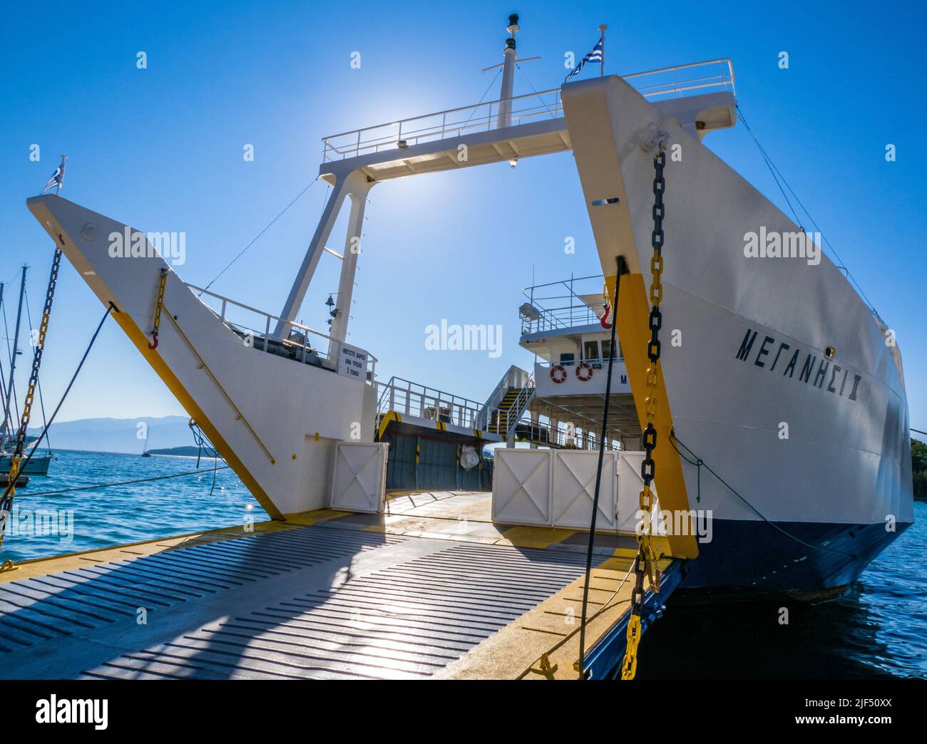 Prow d'un car ferry entre Nidri sur la côte de Lefkada et Meganissi dans les îles Ioniennes de Grèce avec l'arc vers le bas Banque D'Images