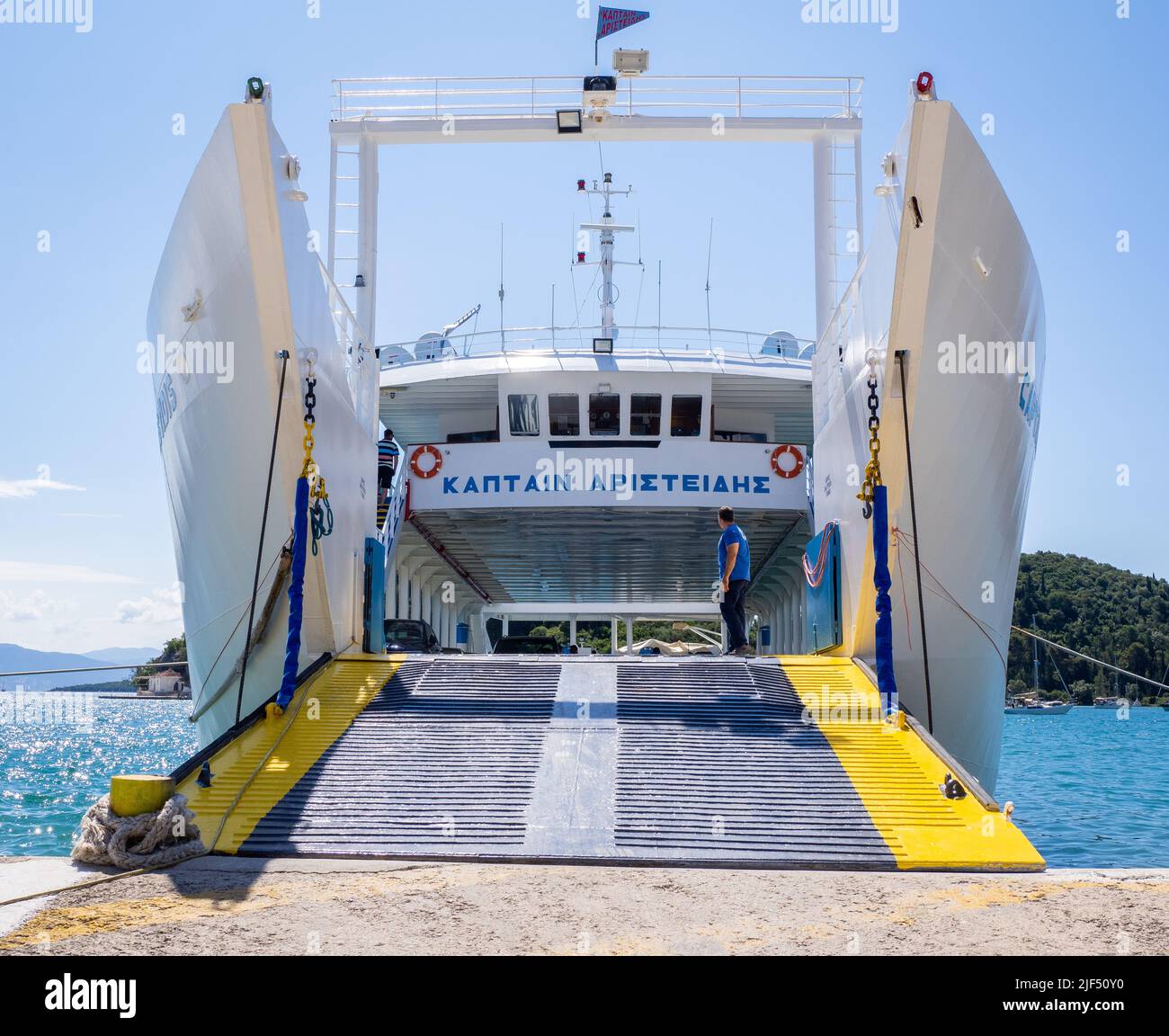 Prow d'un car ferry entre Nidri sur la côte de Lefkada et Meganissi dans les îles Ioniennes de Grèce avec l'arc vers le bas Banque D'Images