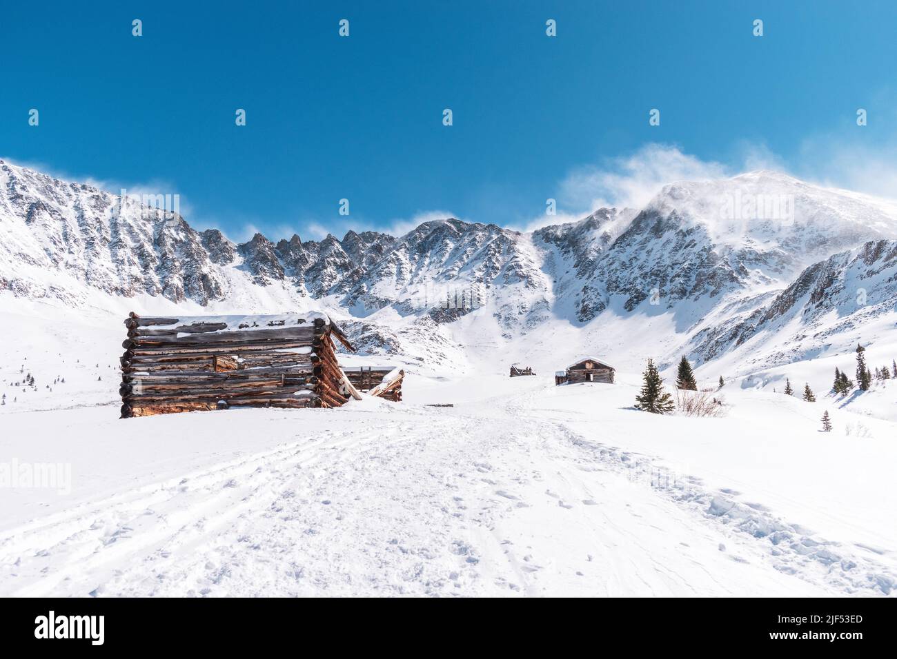 Ville fantôme minière abandonnée en hiver Banque D'Images