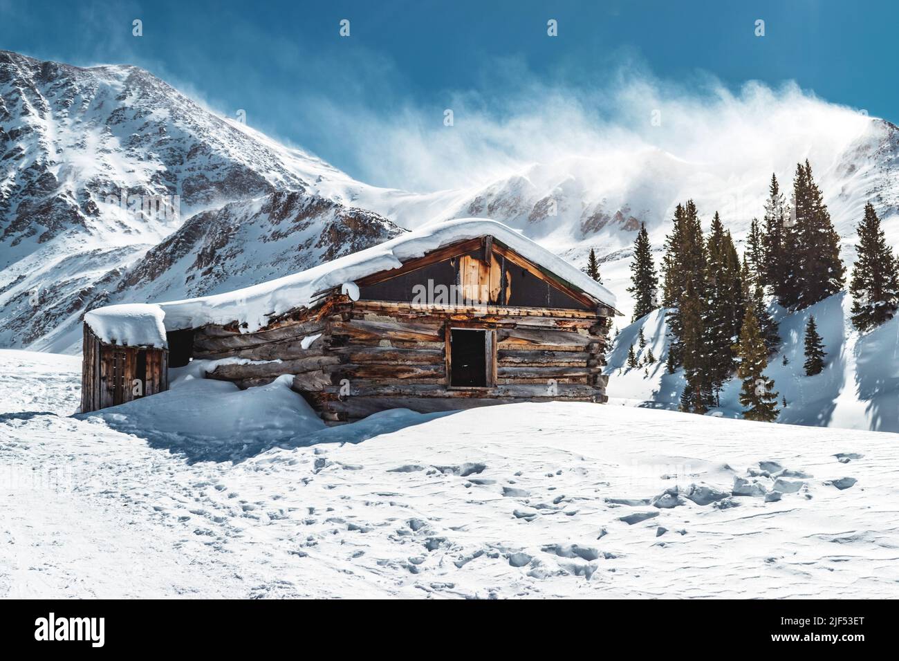 Chalet de montagne abandonné en hiver Banque D'Images