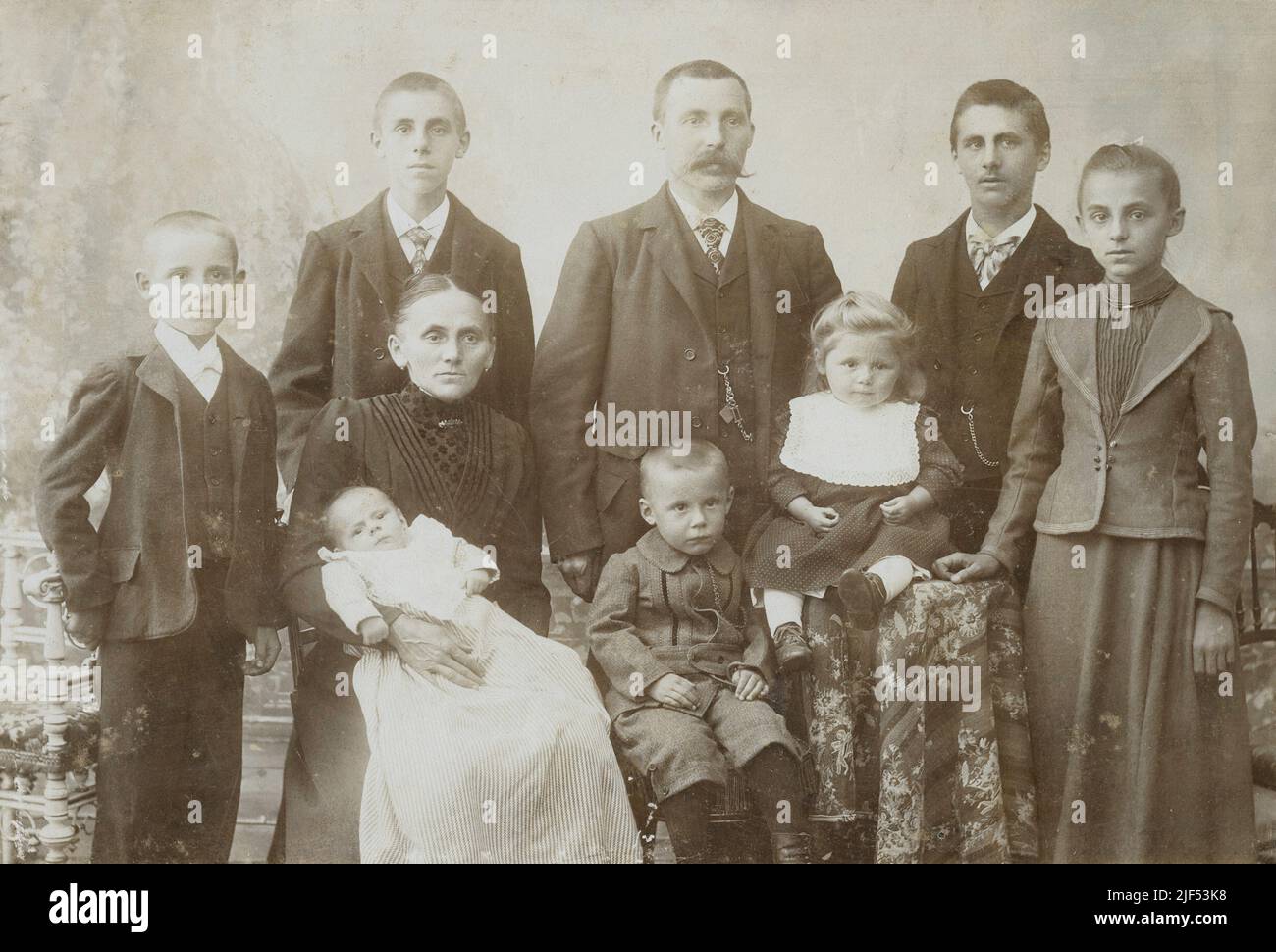 Antique vers 1870 photographie d'une famille de sept personnes à Bâle, Suisse. Les parents d'âge moyen ont des enfants âgés d'environ 1 à 17 ans. SOURCE : CARTE D'ARMOIRE PHOTOGRAPHIQUE ORIGINALE Banque D'Images