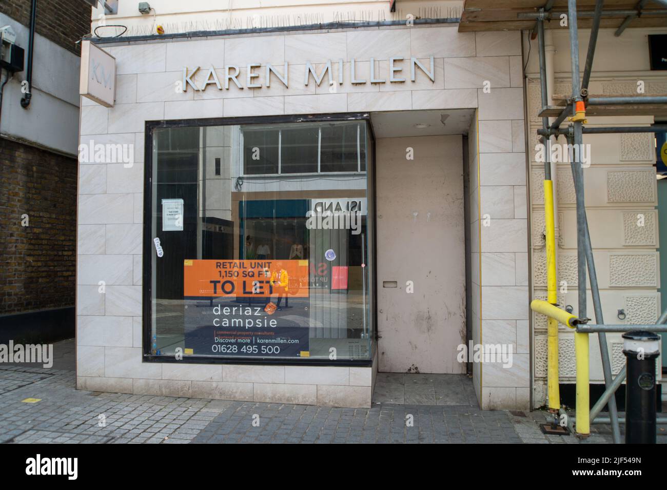 Windsor, Berkshire, Royaume-Uni. 29th juin 2022. L'ancienne boutique Karen Millen reste vide. Le nombre d'unités de vente au détail vides à Windsor continue de croître en raison d'un certain nombre de facteurs, dont l'impact de Covid-19, la baisse de la fréquentation, l'abordabilité du loyer et les tarifs. Crédit : Maureen McLean/Alay Live News Banque D'Images