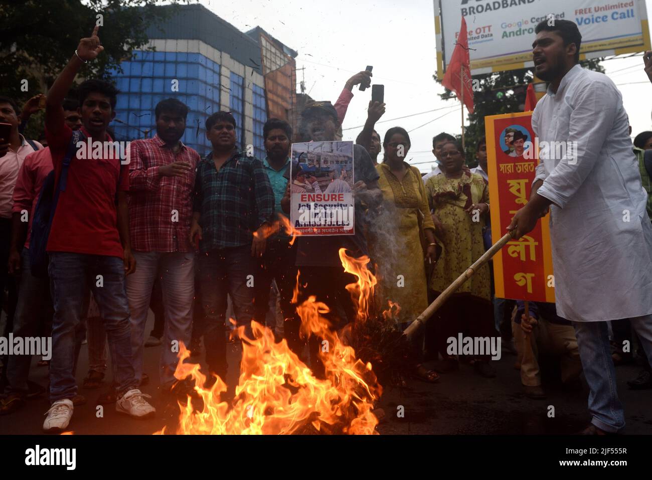 Kolkata, Bengale occidental, Inde. 29th juin 2022. 29 juin, Kolkata, Inde: Les ailes de jeunesse des partis de gauche ont protesté contre le plan d'Agneepas du Centre ''' comme nouveau plan radical de recrutement pour les forces armées indiennes avec un contrat à court terme de quatre ans. Une controverse a éclaté dans un nouveau système qui pourrait potentiellement affecter l'avenir du personnel en service, le professionnalisme, l'ethos et l'esprit de combat des forces et éventuellement conduire à la militarisation de la société civile. Sur 29 juin 2022 à Kolkata, Inde. (Image de crédit : © Sukhomoy  Sen/eyepix via ZUMA Press Wire) Banque D'Images