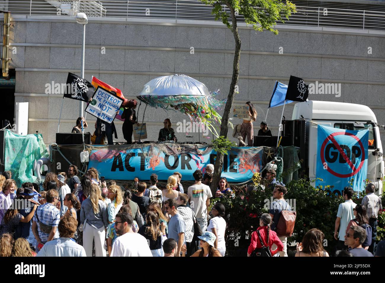 Environ 500 personnes ont commencé la Marche bleue pour le climat lors de la Conférence des Nations Unies sur l'océan qui s'est tenue à Lisbonne, au Portugal. Banque D'Images