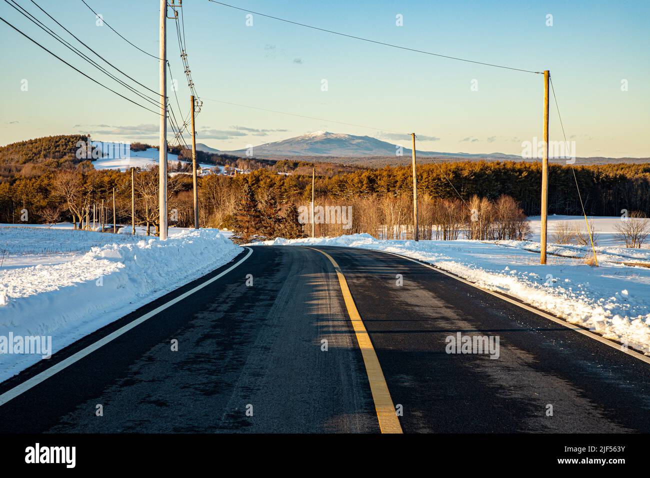 Autoroute dans le Massachusetts en hiver - Mont Monadnock en arrière-plan Banque D'Images