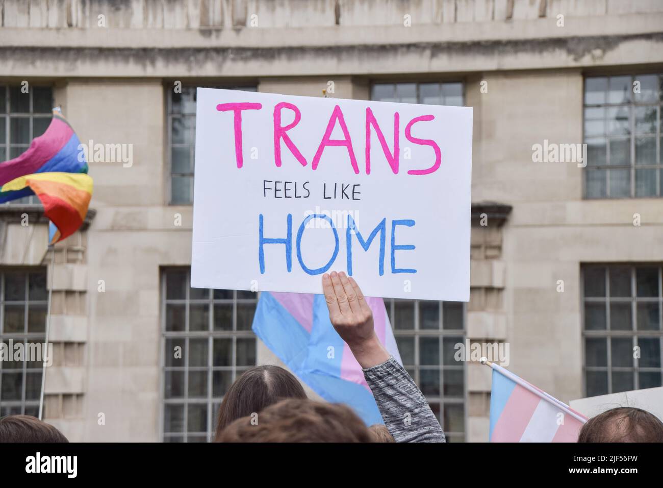 Londres, Royaume-Uni. 29th juin 2022. Un manifestant tient un écriteau qui indique « Trans se sent comme chez soi » pendant la démonstration. Les manifestants se sont rassemblés devant Downing Street pour soutenir les droits des personnes trans et ont exigé que l'interdiction de la thérapie de conversion inclut les personnes trans. (Photo de Vuk Valcic/SOPA Images/Sipa USA) crédit: SIPA USA/Alay Live News Banque D'Images