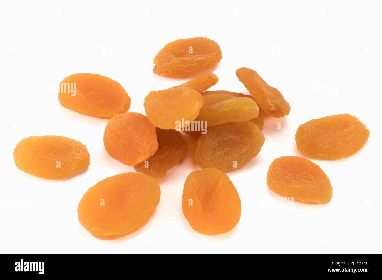 Abricots séchés isolés sur fond clair. Concept d'alimentation saine. Vue rapprochée. Banque D'Images