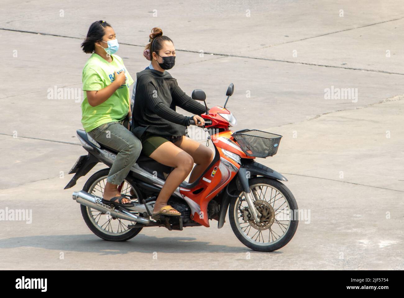 SAMUT PRAKAN, THAÏLANDE, APR 07 2022, deux manèges féminins en moto dans la rue. Banque D'Images