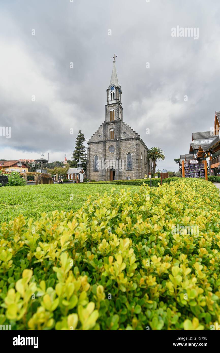 Gramado, RS, Brésil - 17 mai 2022 : paroisse de Sao Pedro, église dans le centre-ville de Gramado par une journée nuageux. Banque D'Images