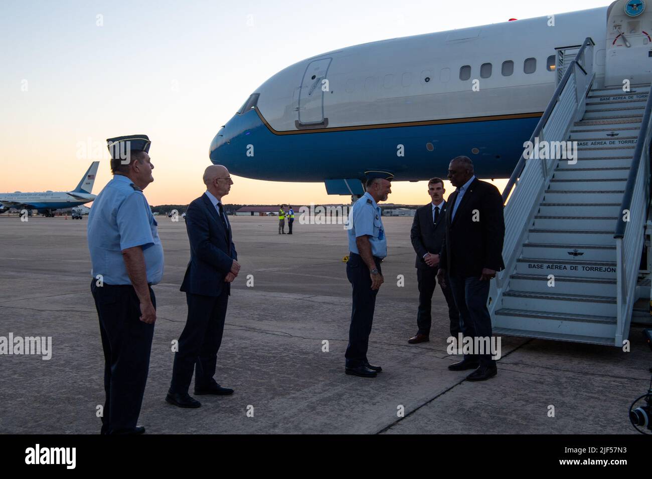 Le secrétaire à la Défense Lloyd J. Austin III est accueilli par DCM Conrad Tribble, Capt. De SDO/DATT Manuel Picon, Attaché d'Air du DAO Col. David Carlson, Chef d'état-major civil Juan Jose Garcia de la Cruz Herrero, Chef d'état-major militaire général de division Pablo Garcia, Et le commandant de la base, le général de Brig Alfonso Reyes Leis, à son arrivée à Madrid, en Espagne, où il assistera au Sommet de l'OTAN de 2022, à 28 juin 2022. (Photo DoD par U.S. Air Force Tech. Sgt. Ponceuses à cric) Banque D'Images