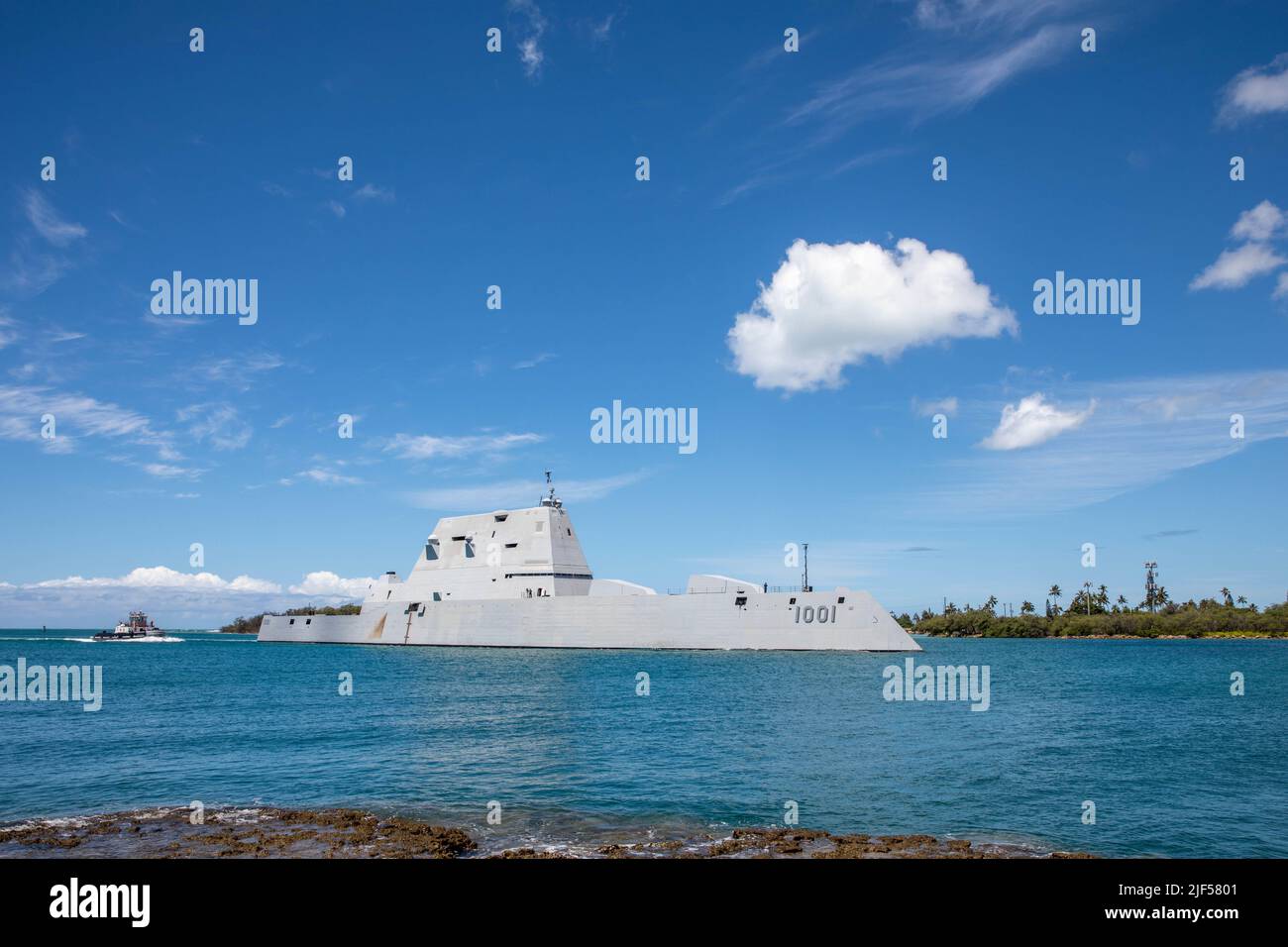 PEARL HARBOR (28 juin 2022) – le destroyer à missiles guidés de classe Zumwalt USS Michael Monsoor (DDG 1001) arrive à la base conjointe Pearl Harbor-Hickam pour participer à la Rim du Pacifique (RIMPAC) 2022. 26 nations, 38 navires, quatre sous-marins, plus de 170 avions et 25 000 membres du personnel participent au programme RIMPAC de 29 juin à août 4 dans les îles hawaïennes et dans le sud de la Californie. Le plus grand exercice maritime international au monde, RIMPAC offre une occasion unique de formation tout en favorisant et en soutenant des relations de coopération entre les participants essentielles à la sécurité des Banque D'Images