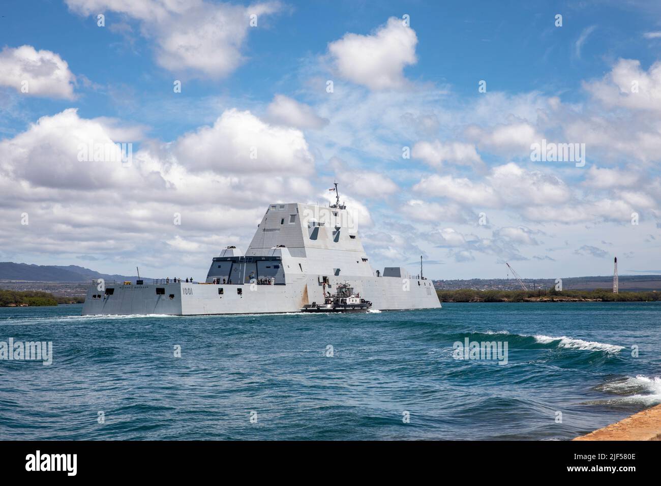 PEARL HARBOR (28 juin 2022) – le destroyer à missiles guidés de classe Zumwalt USS Michael Monsoor (DDG 1001) arrive à la base conjointe Pearl Harbor-Hickam pour participer à la Rim du Pacifique (RIMPAC) 2022. Vingt-six nations, 38 navires, quatre sous-marins, plus de 170 avions et 25 000 membres du personnel participent au programme RIMPAC de 29 juin au 4 août dans les îles hawaïennes et dans le sud de la Californie. Le plus grand exercice maritime international au monde, RIMPAC offre une occasion unique de formation tout en favorisant et en soutenant des relations de coopération entre les participants essentielles à la garantie du saf Banque D'Images