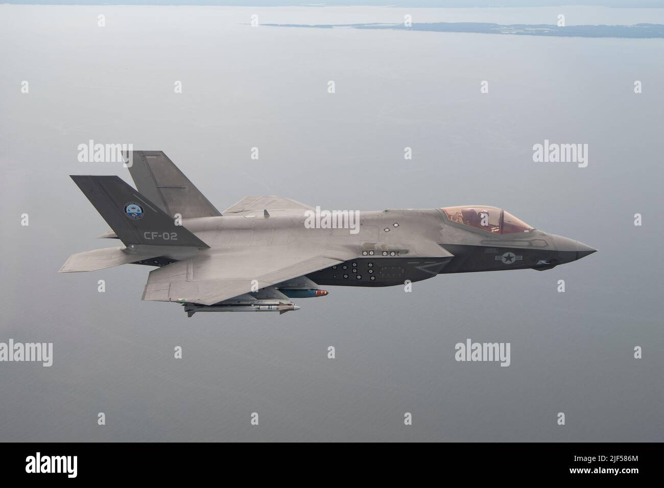 Le pilote d'essai du corps maritime américain, le Maj Dylan « Bilbo » Nicholas, pilote un F-35C lors d'un test en vol GBU-38/54 à la rivière Patuxent NAS, Maryland, sur 21 juin 2022. Avant que de nouvelles armes et capacités d'aéronefs ne soient intégrées dans les escadrons de la flotte opérationnelle, la Force d'essai intégrée F-35 de Pax River et l'escadron d'essai et d'évaluation aériens (VX) 23 pilotes d'essais de développement les testent minutieusement. Le F-35, qui est opérationnel depuis 2015, est l'avion de chasse le plus mortel, le plus résistant et le plus interopérable jamais construit. Banque D'Images