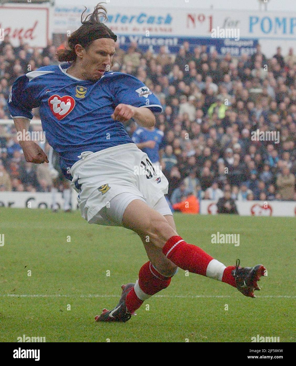 portsmouth / manchester City 10-1-04 ALEXEI SMERTIN PIC MIKE WALKER, 2004 Banque D'Images
