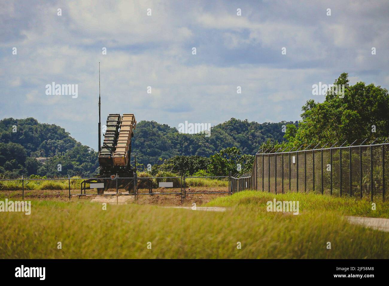 Les missiles sol-air Patriot MIM-104 de l'armée des États-Unis se préparent à intercepter et à détruire une cible simulée de missiles de croisière à l'appui de Valiant Shield 22, 15 juin 2022. Des exercices comme le Bouclier Valiant permettent aux forces interarmées du Commandement Indo-Pacifique d'intégrer des forces de toutes les branches de service pour réaliser des effets précis, létaux et écrasants multi-axes, multi-domaines qui démontrent la force et la polyvalence de la Force interarmées et notre engagement à un Indo-Pacifique libre et ouvert. (É.-U. Photo du corps marin par Cpl. Samuel Fletcher) Banque D'Images