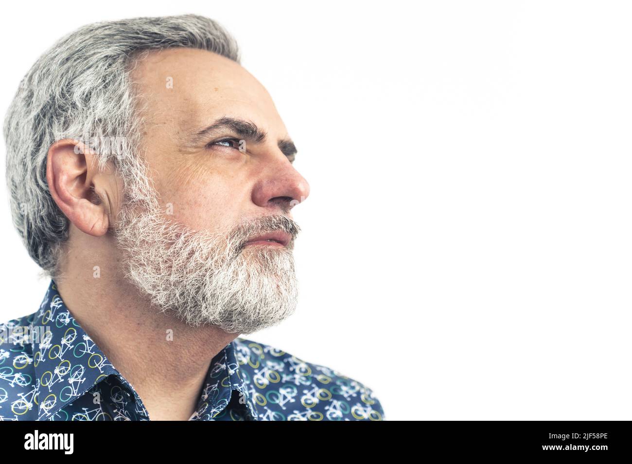 Homme caucasien senior attentif regardant loin de l'espace de copie de gros plan isolé studio tourné . Photo de haute qualité Banque D'Images